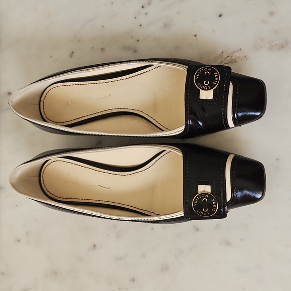 LOUIS VUITTON: Elegant Vintage Logo Polished Black Leather Ballet Flats - Picture 2 of 8